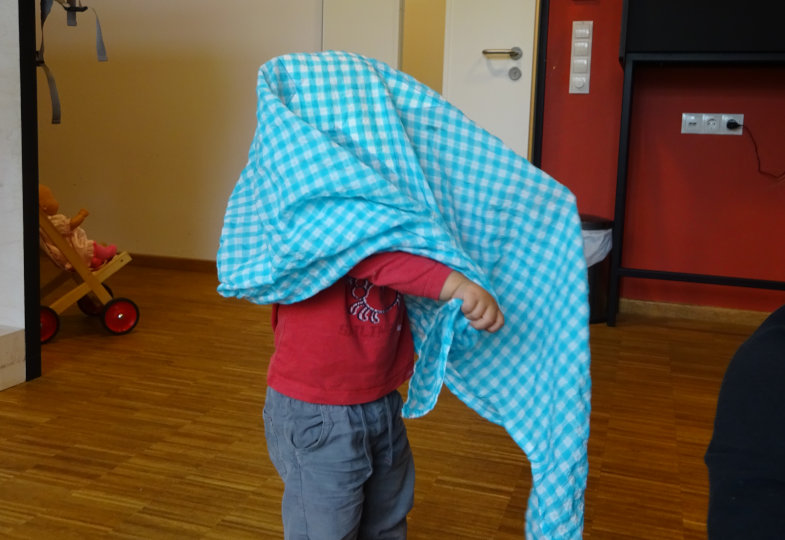 Bei Guck-guck-da-Spielen lassen die Kinder ihre Körperteile oder sich selbst verschwinden