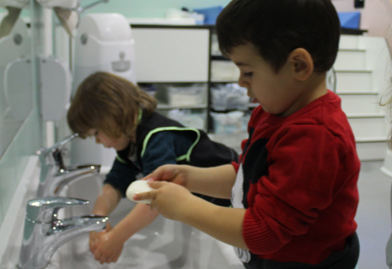 Kinder waschen sich die Hände