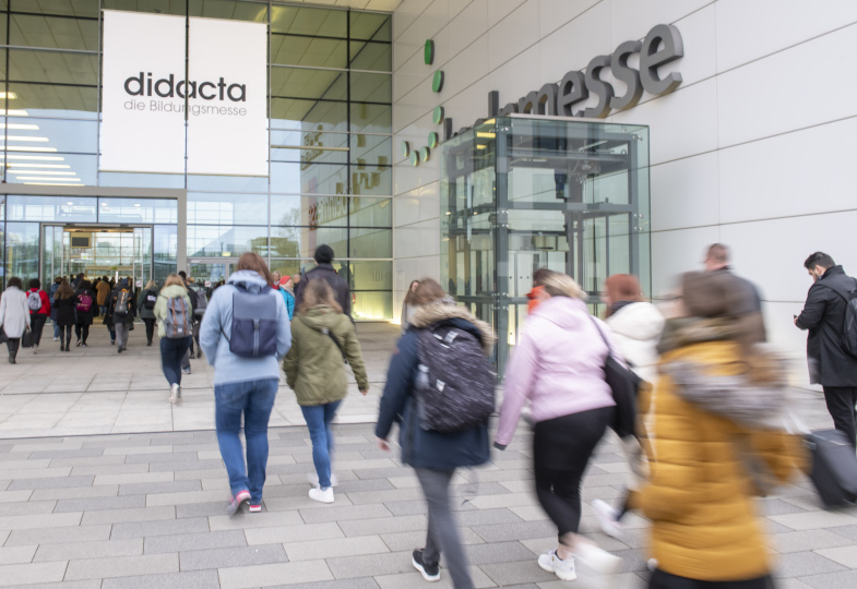 Besucher auf dem Weg zum Eingang der didacta.