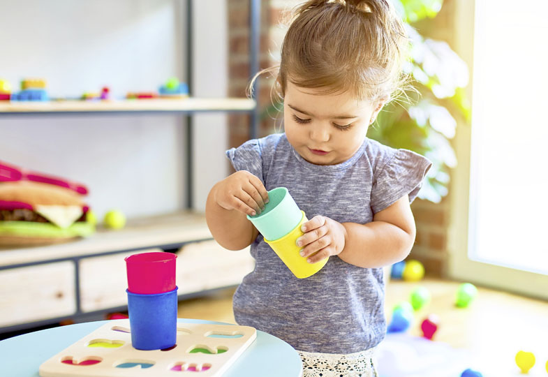 Kind mit Spielzeug