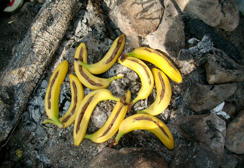 Leckerer Nachtisch: Schokobananen bleiben so lange in der Glut, bis die Schokolade geschmolzen ist