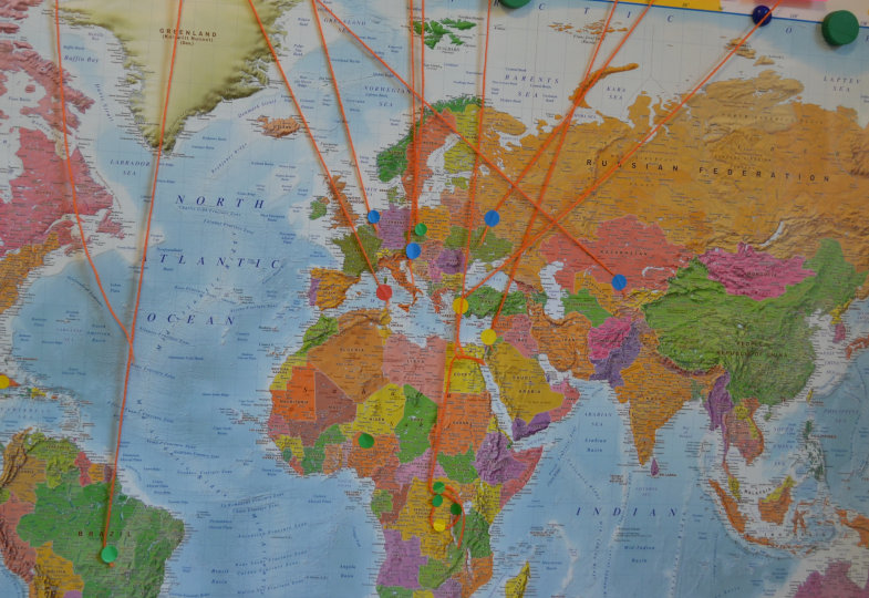 Auf der ganzen Welt zu Hause: Die Kinder vermerken auf einer Weltkarte die Wohnorte ihrer Verwandten