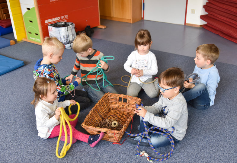 Kinder testen Seile und versuchen sich an eigenen Knüpfungen