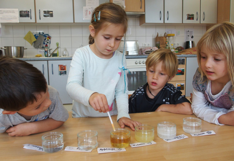 Sechs Flüssigkeiten mit sechs unterschiedlichen pH- Werten: Die Kinder beobachten erstaunt, wie sich das Papier in jeder anders verfärbt