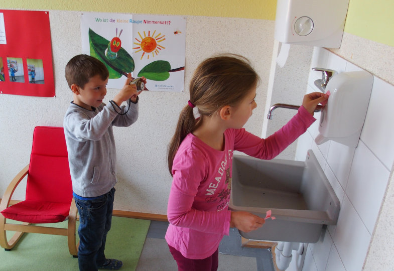 Auch ein Seifenspender ist eine Maschine – die Kinder suchen diese in der Kita und markieren sie