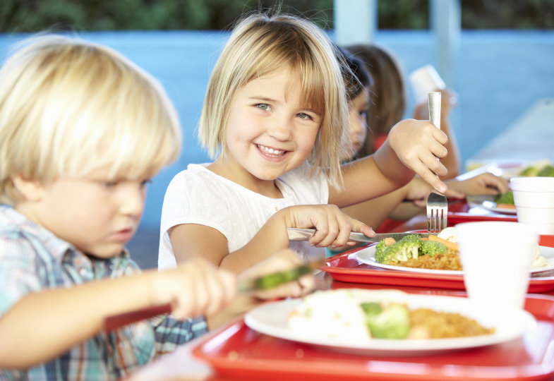 Kinder am essen.