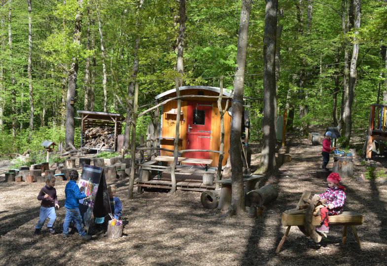 Waldkindergarten Wiesenpieper e. V.; Der Wald als Spielraum und zwei Bauwagen