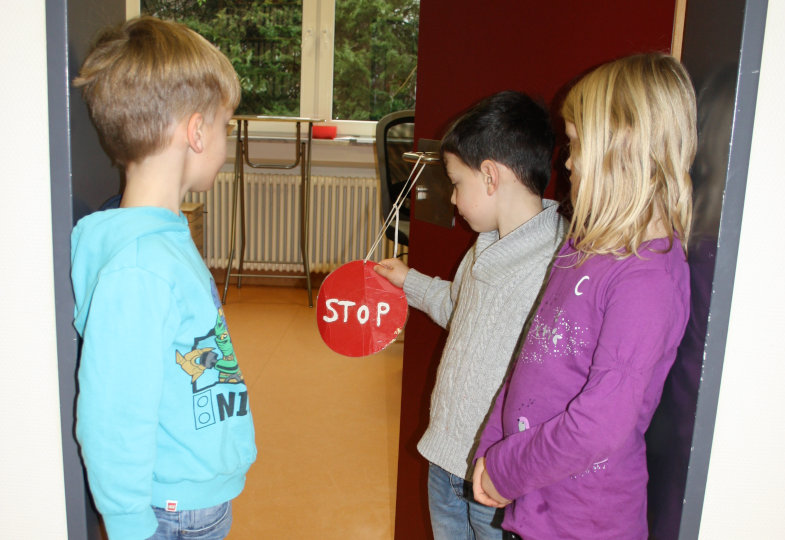 Ein „Stop“-Schild hängt an der Tür zum Leiterinnenbüro. Was mag sich hinter dieser wohl verbergen?