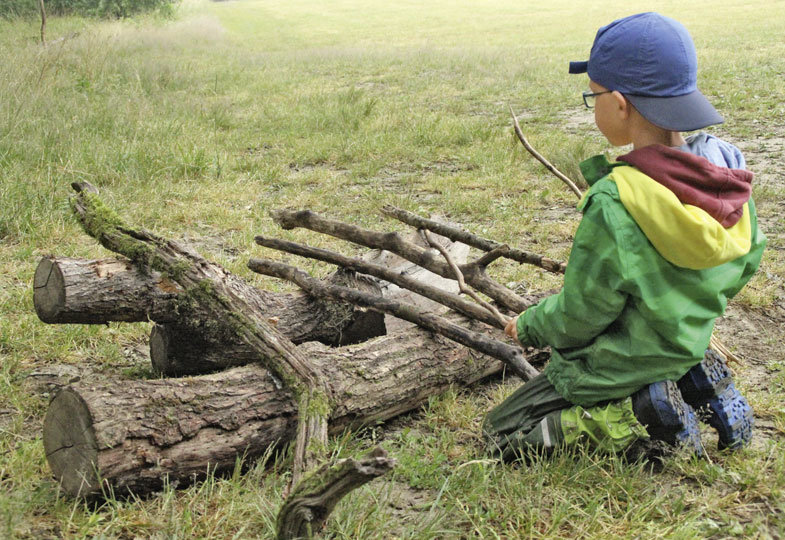 Mit Stöcken erzeugen die Kinder eigene Waldgeräusche und bauen Instrumente aus Naturmaterialien