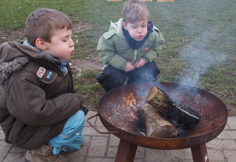 Wie lässt sich ein großes Feuer löschen? Die Jungen testen aus: Erst pusten sie, dann schütten sie Sand über die Flammen