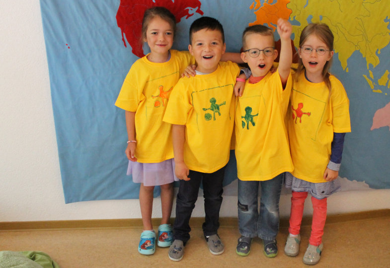 „Wir sind ein Team!“ – Das zeigen die Kinder mit ihren selbst gestalteten T-Shirts