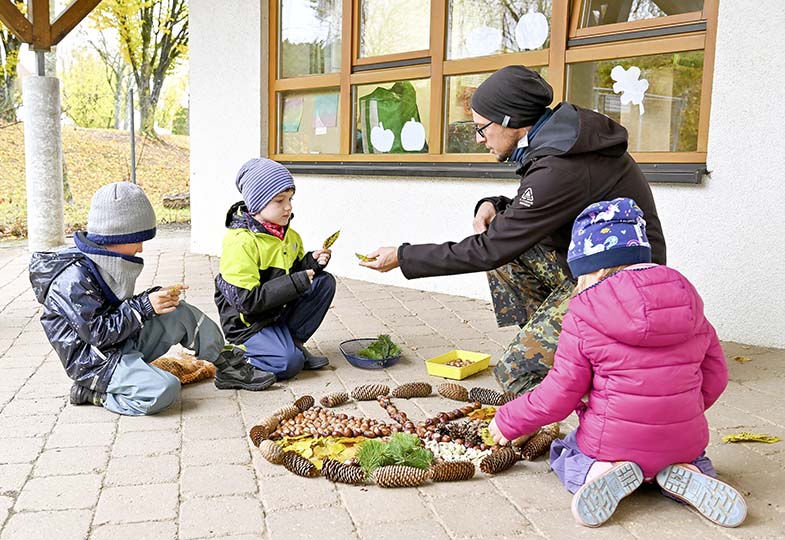 Zapfen, Steine und auch Hände