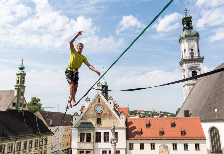 Zwischen zwei Kirchturmspitzen: Drei Antworten von Profi.Slackliner Lukas Irmler