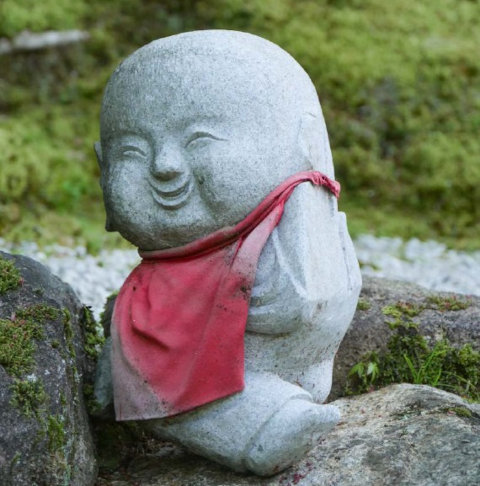 Jizo-Figur eines buddhistischen „Heiligen“ in einem Tempel in Miyajima in Japan.