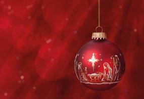 Roter Hintergrund mit roter Weihnachtskugel 