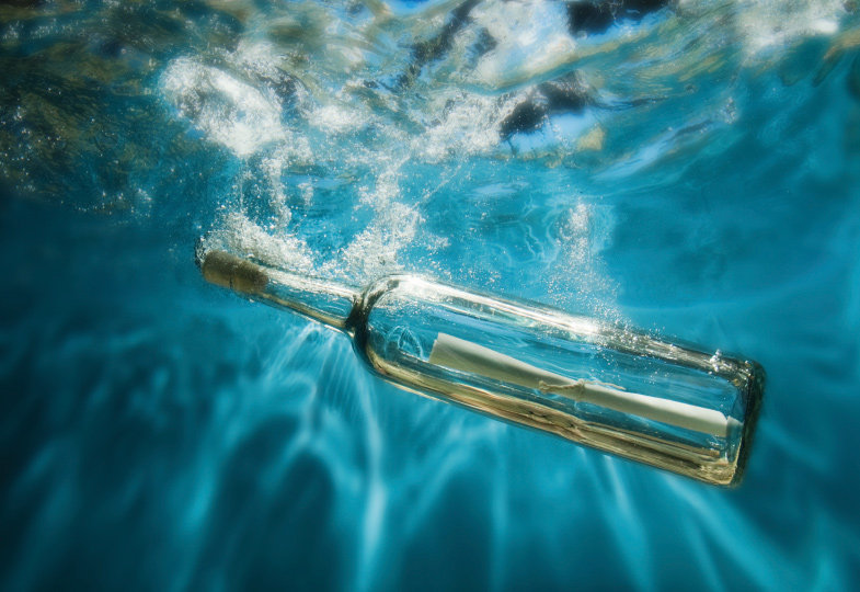 Unterwasseraufnahme einer Flaschenpost im blauen Ozean