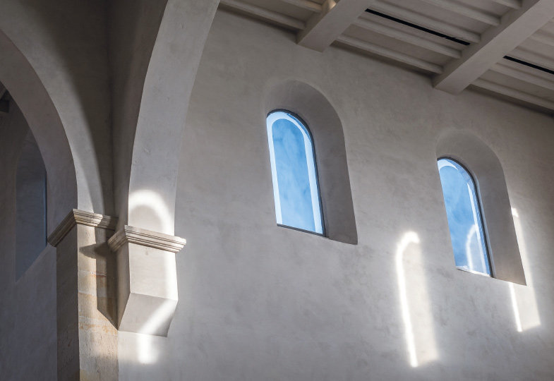 Bildausschnitt von minimalistischen Kirchenfenster