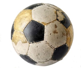 Ein etwas abgenutzter Fußball.