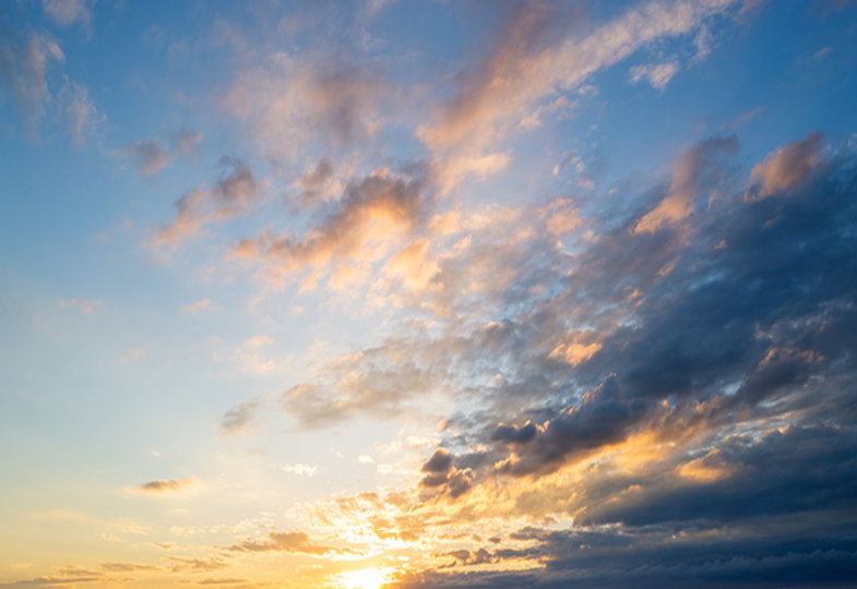 Ausschnitt von Wolken während die Sonne untergeht