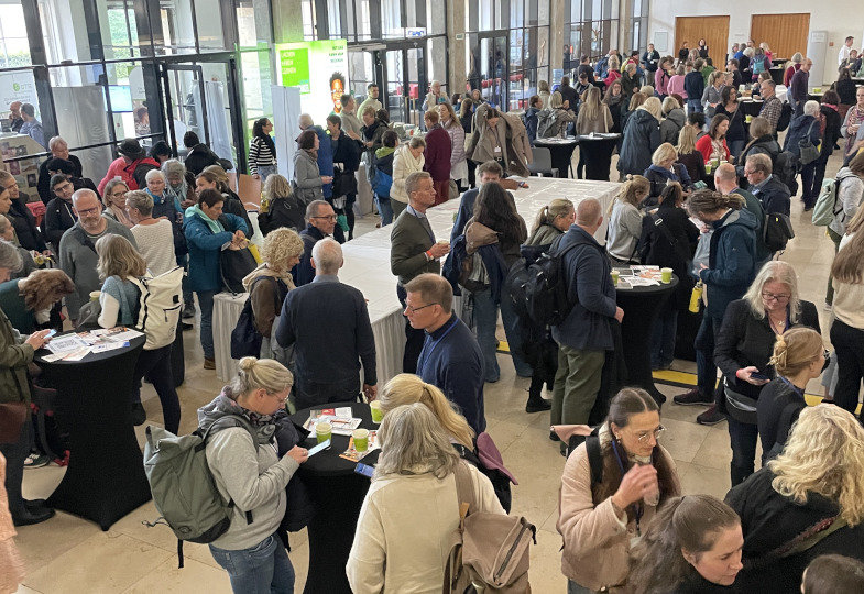 Viele Personen auf dem Ganztagsschulkongress.