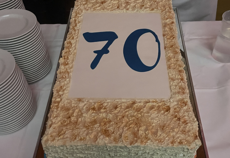 Eine Torte mit der Aufschrift "70"
