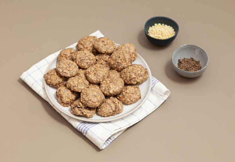 Mandelküchlein auf einem Teller.