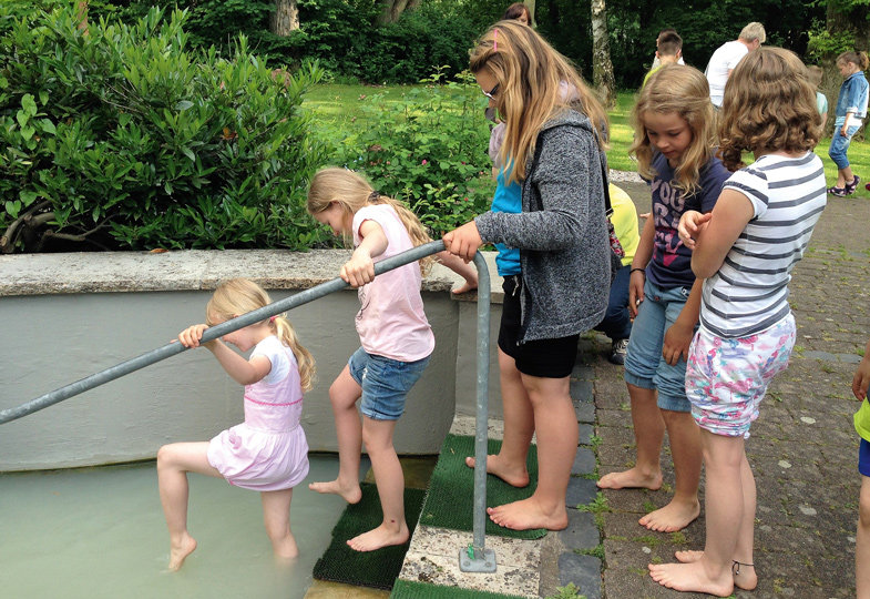 Storchenlauf durchs kalte Wasser