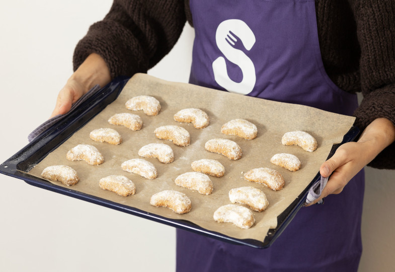 Vanillekipferl auf einem Blech.