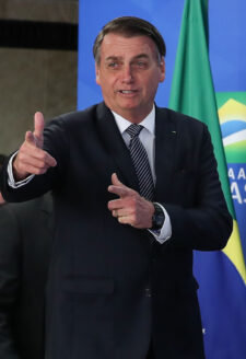 Foto des brasilianischen Präsidenten Jair Bolsonaro, der eine Pistolen-Geste macht