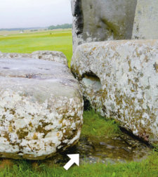 Foto von zwei Steinen, dazwischen ein weißer Pfeil
