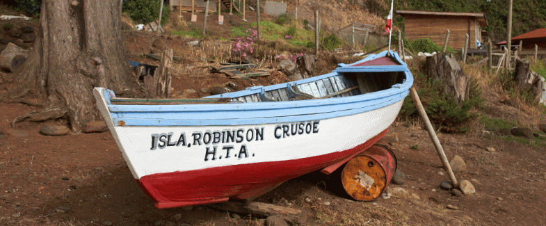 Boot an Land mit der Aufschrift "Isla Robinson Crusoe"