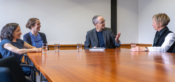 Foto von der Interviewsituation. Vier Personen am Tisch. 