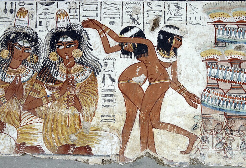 Buntes Wandbild, das tanzende Ägypter zeigt