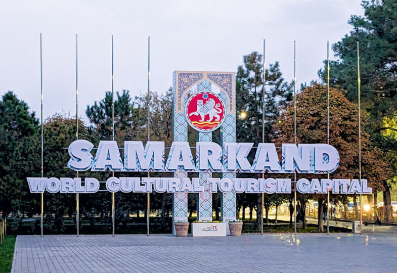 Schild am Registan-Platz mit den Worten "Samarkand. World Cultural Tourism Capital"