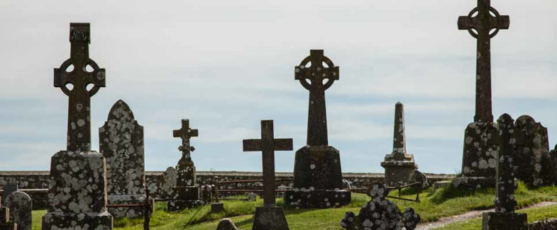 Foto von keltischen Kreuzen auf einer Wiese.