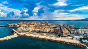 Das Foto zeigt eine Luftaufnahme des historischen Stadtkerns der Stadt Syrakus auf Sizilien