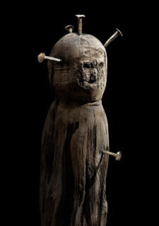 Rachepuppe vor schwarzem Hintergrund