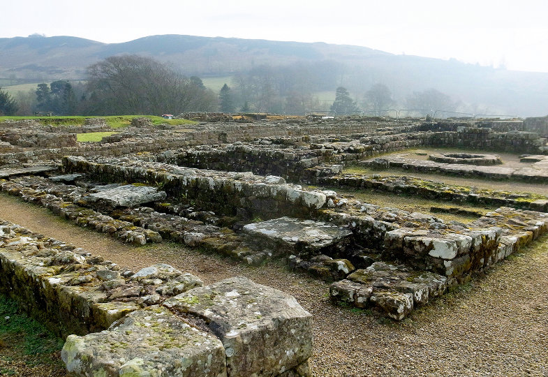 Steine: Überreste der römischen Latrinen.
