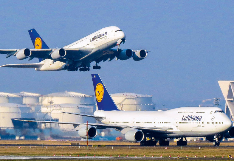 Ein Flugzeug mit Lufthansa-Logo hebt ab