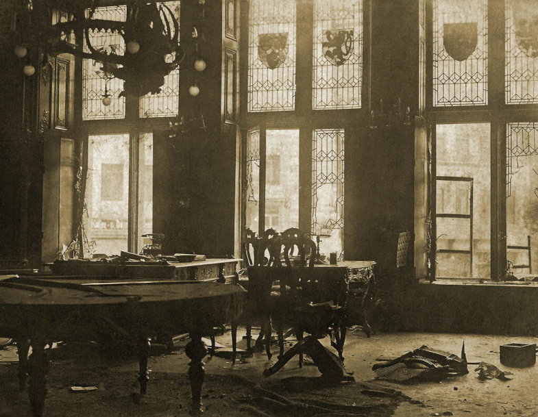 Das in Sepia gehaltene Foto zeigt das verwüstete Aachener Rathaus