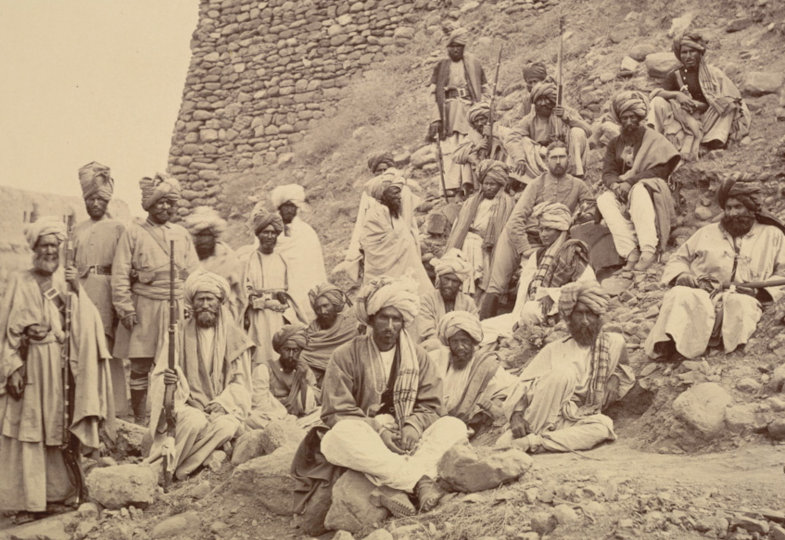 Ein britischer Offizier (hinten rechts) umringt von afghanischen Stammesführern vor der Festung Jamrud an der Mündung des Khyber-Passes, 1878