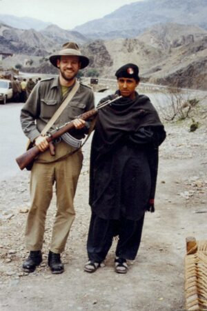 Der Autor und G/GESCHICHTE-Chefredakteur Klaus Hillingmeier (links) mit „Leibwächter“, 1991