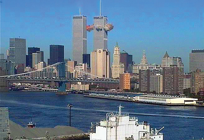 Skyline-Ansicht von New York. Flugzeug rast in Tower
