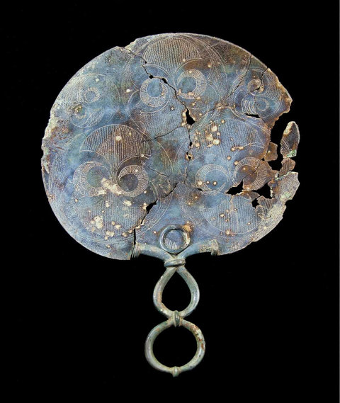 Ein alter, runder, blauer Spiegel