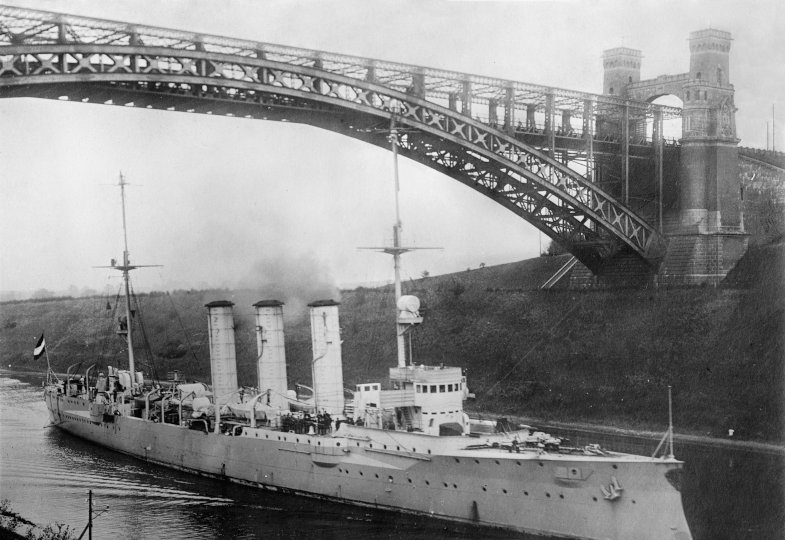 Schiff fährt unter einer Brücke durch