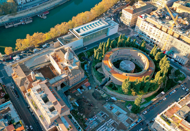 Rundes Gebäude von oben umringt von Bäumen