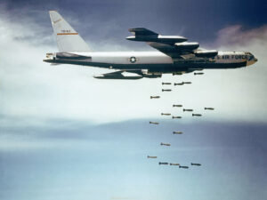 B-52-Bomber: Die Amerikaner werfen auf Vietnam mehr Bomben ab als im ganzen Zweiten Weltkrieg insgesamt fallen