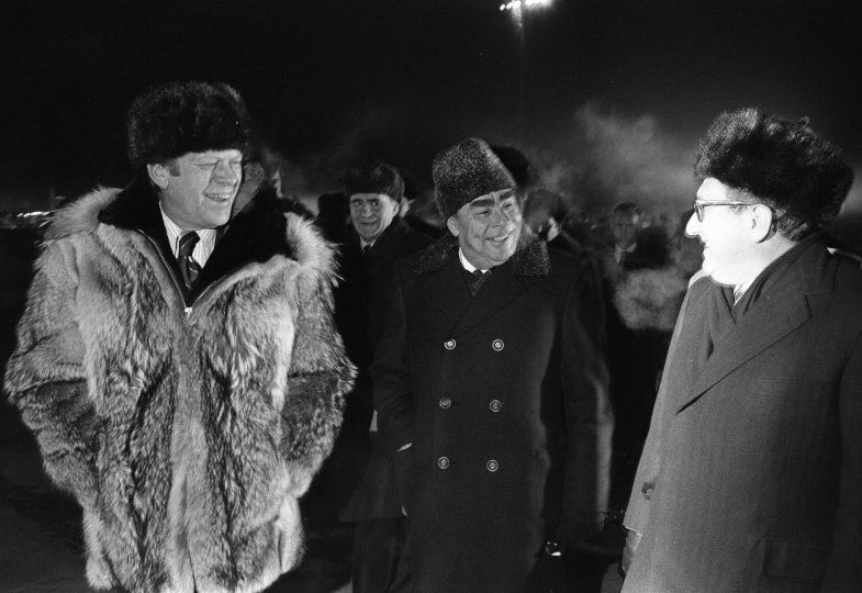 November 1974 bei Rüstungskontrollgesprächen (SALT) in Wladiwostok: Außenminister Kissinger (re.) mit US-Präsident Gerald Ford (li.) und Leonid Breschnew, Staatschef der Sowjetunion (M.)