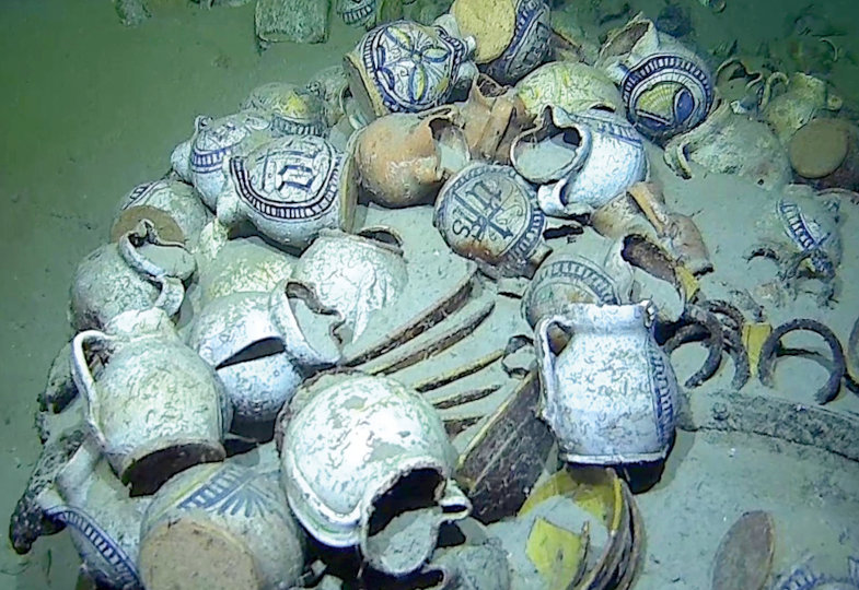 Viele Krüge am Meeresboden