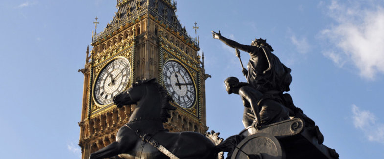 Statue in Erinnerung an Königin Boudicca vor dem Londoner Wahrzeichen Big Ben